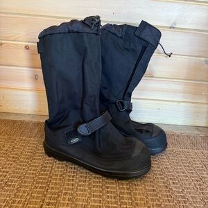 EUC NEOS Over Boots Size Small - Waterproof, Insulated, Vibram Soles